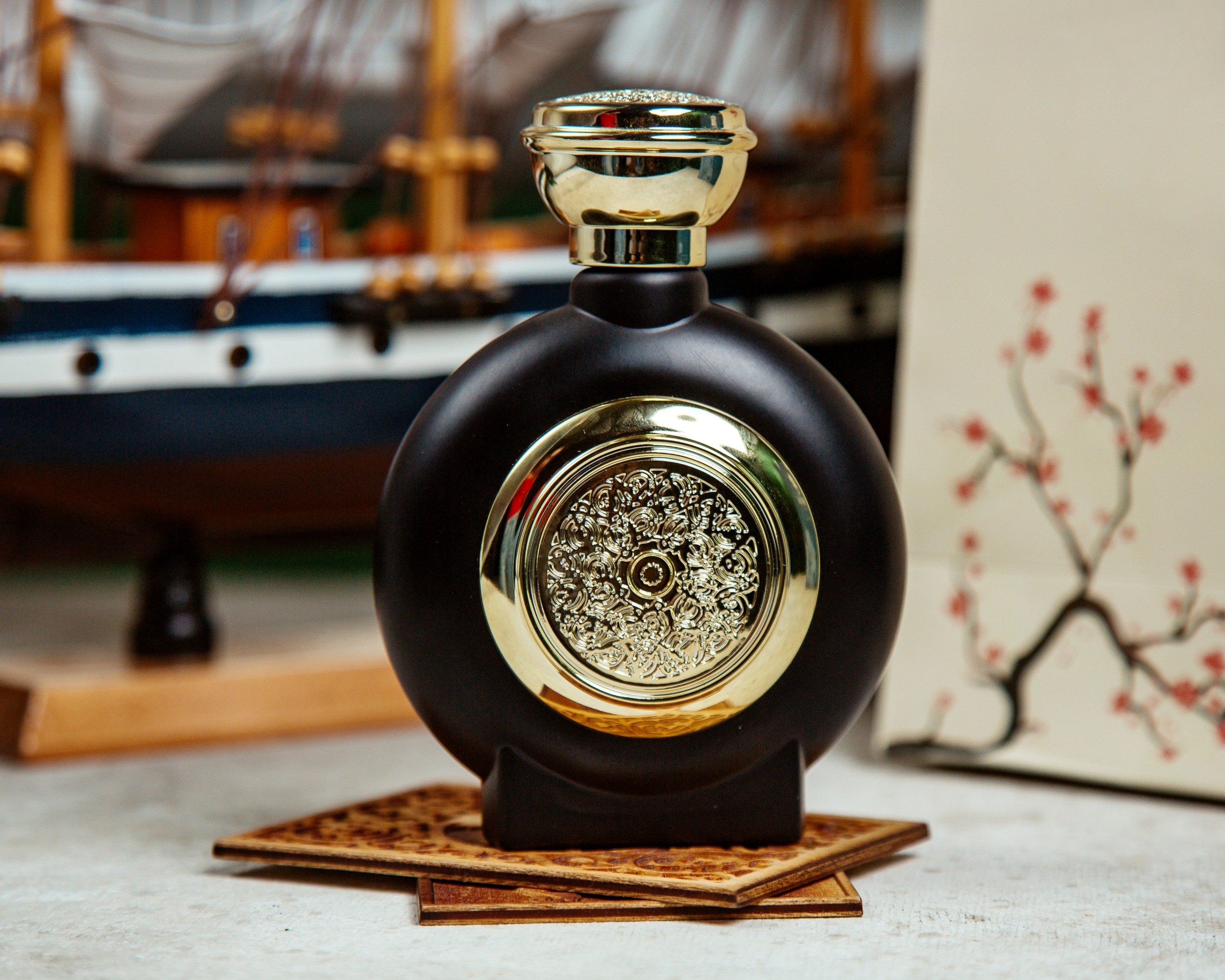 bouteille-noire-de-boisson-alcoolisee-sur-la-table (1)